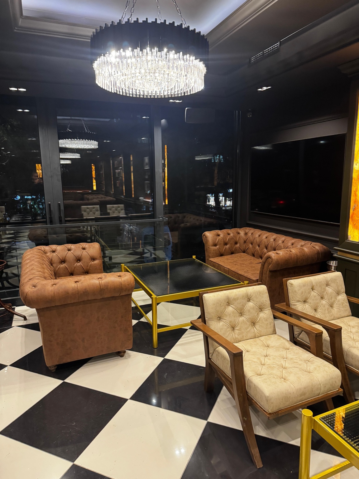 RJ dvosedi, drvene arm fotelje i metalni klub sto sa 3D laminiranim staklom u Double Decker enterijeru