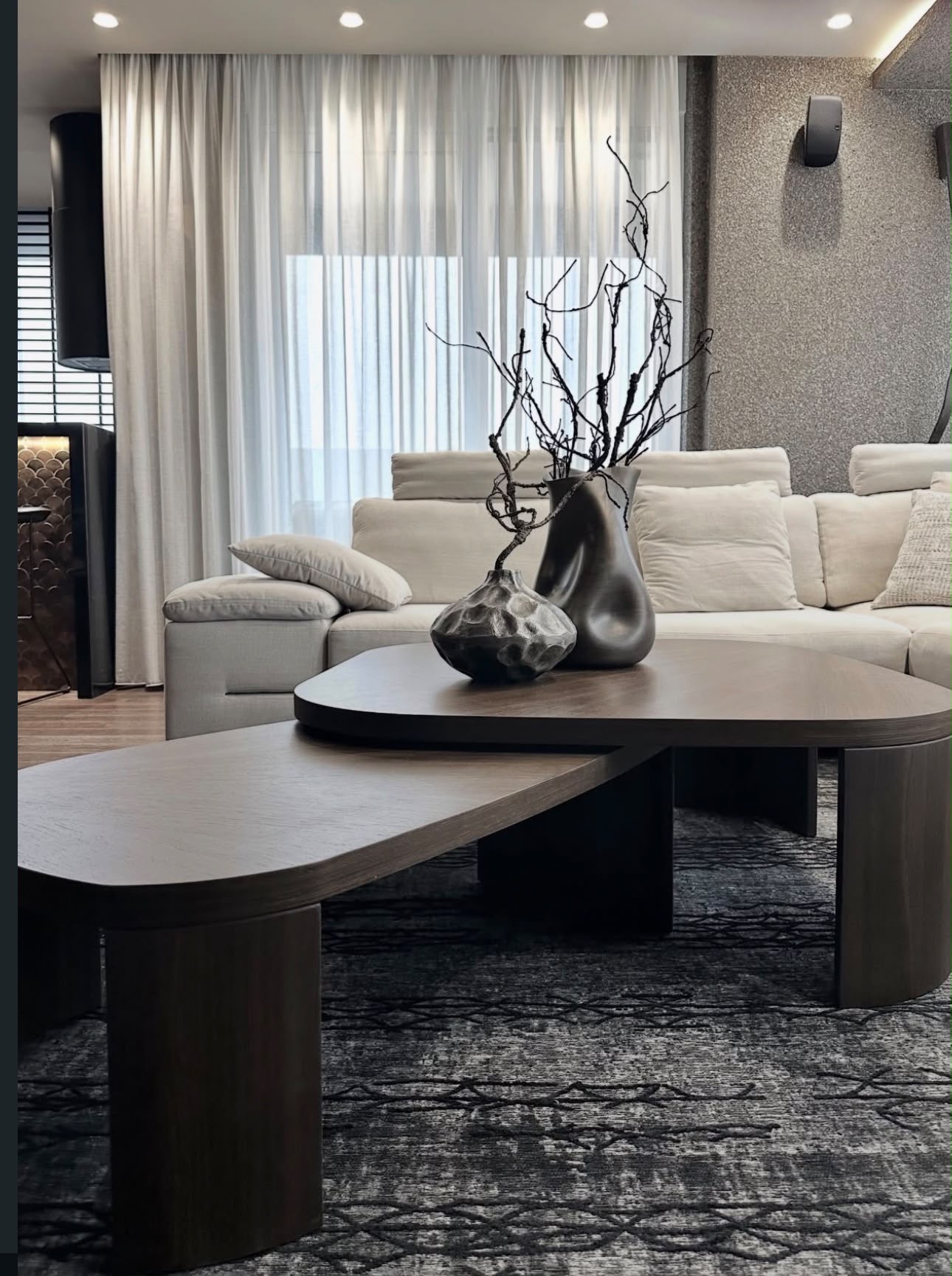 Detalj Way of Life stolova u američkom orahu